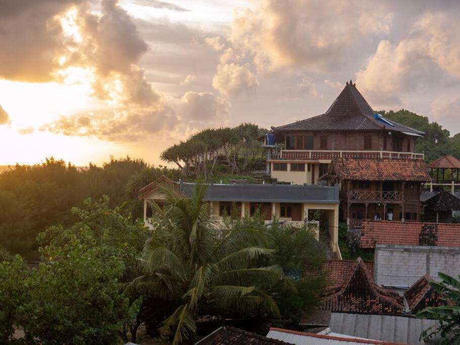 Villa Watu Kodok - Villa Located Close To The Beach Baron Exterior photo